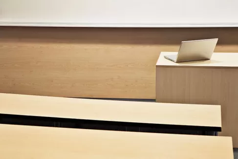 عکس باکیفیت لپتاب روی میز چوبی