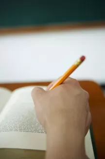 تصویر باکیفیت دست در حال نوشتن تصویر باکیفیت دست در حال نوشتن