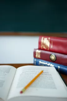 عکس کیفیت بالای مداد روی کتاب عکس کیفیت بالای مداد روی کتاب
