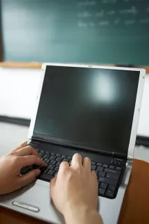 عکس باکیفیت مرد در حال کار با لپ تاپ عکس باکیفیت مرد در حال کار با لپتاب