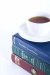 عکس باکیفیت فنجان چای روی کتاب ها