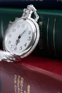 دانلود تصویر باکیفیت ساعت روی کتاب ها