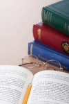عکس باکیفیت مداد و عینک و کتاب 