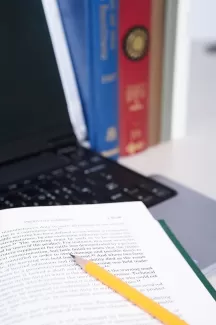 عکس کیفیت بالای مداد و لپ تاپ و کتاب عکس کیفیت بالای مداد و لپتاب و کتاب