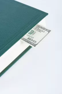 عکس باکیفیت اسکناس لای کتاب عکس باکیفیت اسکناس لای کتاب