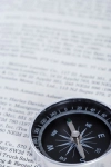 دانلود عکس باکیفیت قطب نما و کتاب