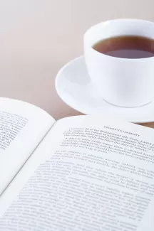 عکس کیفیت بالای فنجان چای و کتاب عکس کیفیت بالای فنجان چای و کتاب