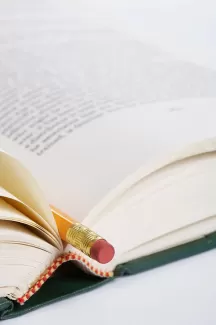 تصویر کیفیت بالای مداد روی کتاب تصویر کیفیت بالای مداد روی کتاب