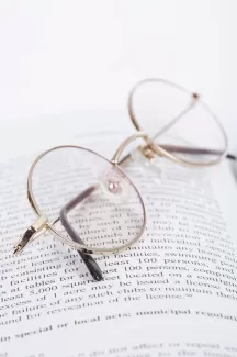 دانلود عکس باکیفیت عینک روی کتاب