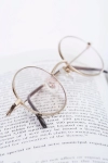دانلود عکس باکیفیت عینک روی کتاب