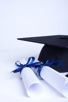 تصویر باکیفیت برگه و کلاه فارغ التحصیلی تصویر باکیفیت برگه و کلاه فارغ التحصیلی