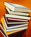 تصویر باکیفیت کتاب های روی هم چیده شده