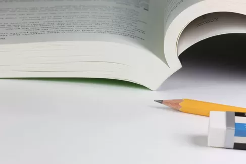 تصویر استوک باکیفیت کتاب و مداد تصویر استوک باکیفیت کتاب و مداد