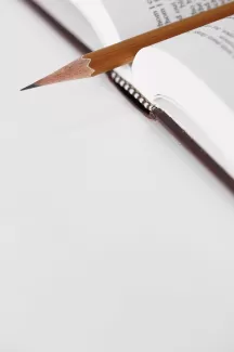 تصویر باکیفیت کتاب و مداد تصویر باکیفیت کتاب و مداد