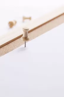 دانلود تصویر باکیفیت پین فشاری روی بورد