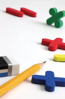 تصویر کیفیت بالای مداد و علامت های ریاضی