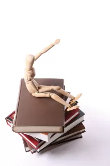 عکس باکیفیت آدمک روی کتاب عکس باکیفیت آدمک روی کتاب