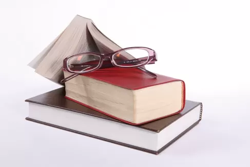 عکس باکیفیت عینک روی کتاب