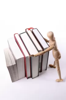 دانلود عکس کیفیت بالای آدمک چوبی و کتاب دانلود عکس کیفیت بالای آدمک چوبی و کتاب