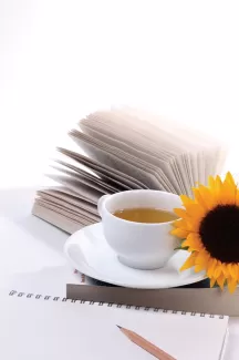 تصویر استوک باکیفیت فنجان و کتاب تصویر استوک باکیفیت فنجان و کتاب