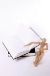 بک گراند باکیفیت آدمک چوبی و کتاب