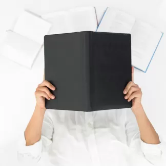 عکس باکیفیت آدم درحال کتاب خواندن عکس باکیفیت آدم درحال کتاب خواندن