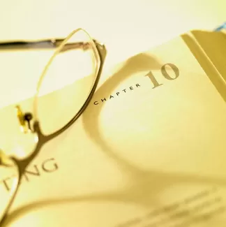 تصویر باکیفیت کتاب و عینک تصویر باکیفیت کتاب و عینک
