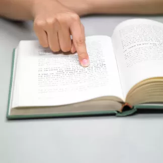 عکس باکیفیت کتاب و دست عکس باکیفیت کتاب و دست