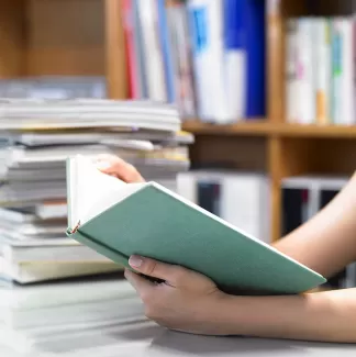 دانلود عکس باکیفیت کتاب و دست