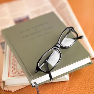 دانلود تصویر کیفیت بالای کتاب و عینک