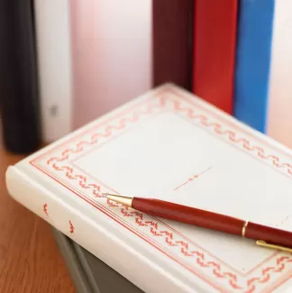 تصویر استوک باکیفیت کتاب و خودکار