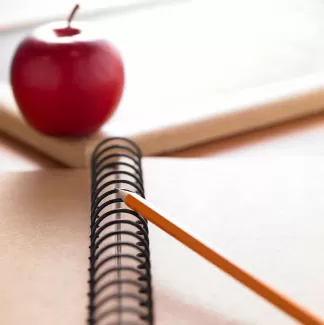 تصویر باکیفیت دفتر و مداد