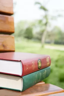 تصویر کیفیت بالای کتاب روی نیمکت