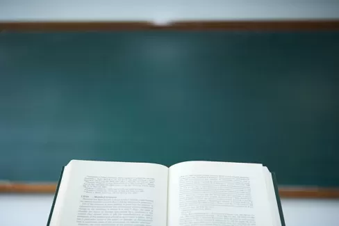 بک گراند باکیفیت تخته سیاه و کتاب بک گراند باکیفیت تخته سیاه و کتاب