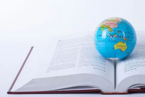 تصویر کیفیت بالای کره جغرافیایی روی کتاب تصویر کیفیت بالای کره جغرافیایی روی کتاب