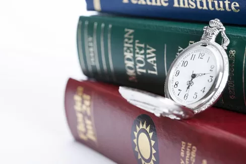 عکس باکیفیت کتاب و ساعت جیبی