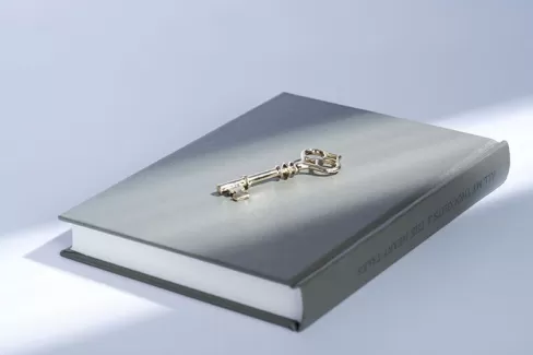 تصویر باکیفیت کلید روی کتاب