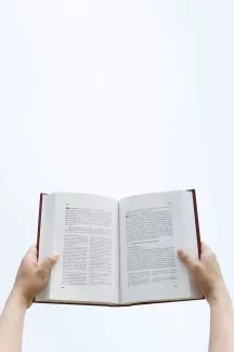 دانلود تصویر باکیفیت کتاب و دست