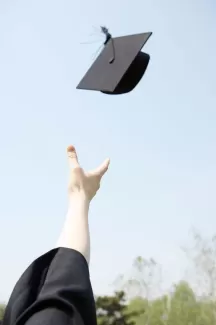 تصویر باکیفیت کلاه فارغ التحصیلی و دست