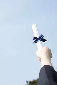 تصویر باکیفیت برگه فارغ التحصیلی و دست