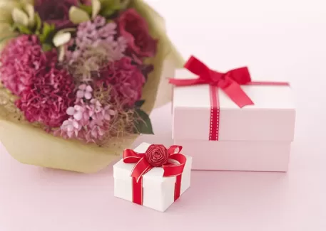 تصویر استوک باکیفیت جعبه و گل