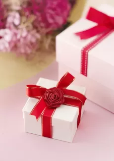 عکس استوک باکیفیت جعبه و گل