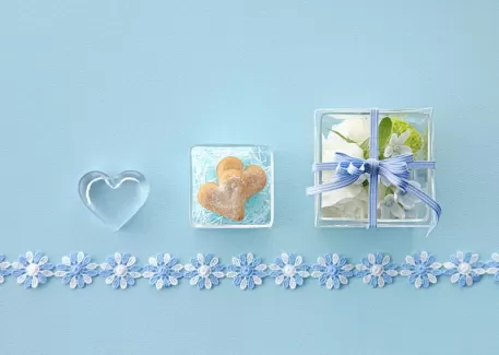 عکس استوک باکیفیت باکس گل و بیسکوئیت