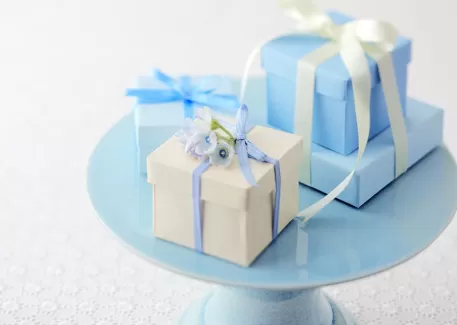 دانلود عکس باکیفیت جعبه ی کادو روی میز