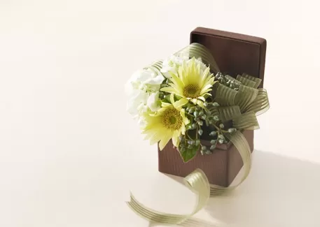 دانلودتصویر باکیفیت جعبه ی قهوه ای و گل برای طراحی