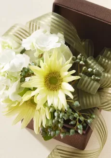 دانلود عکس باکیفیت جعبه ی کادو قهوه ای وگل 