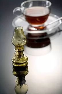عکس باکیفیت چراغ نفتی و فنجان چای