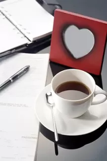 عکس کیفیت بالای فنجان و دفترچه و خودکار