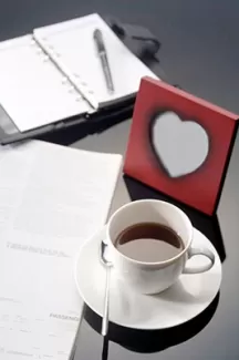 عکس باکیفیت فنجان قهوه و دفترچه