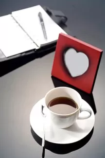 تصویر باکیفیت فنجان قهوه و دفترچه